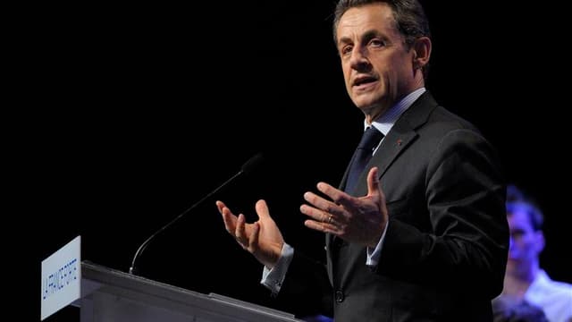 Lors d'un meeting à Dijon, Nicolas Sarkozy en a appelé aux abstentionnistes pour conjurer une défaite annoncée par les sondages face à François Hollande. /Photo prise le 27 avril 2012/REUTERS/Philippe Wojazer (FRANCE)