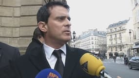 Manuel Valls en sortant de son ministère place Beauvau, mercredi matin.