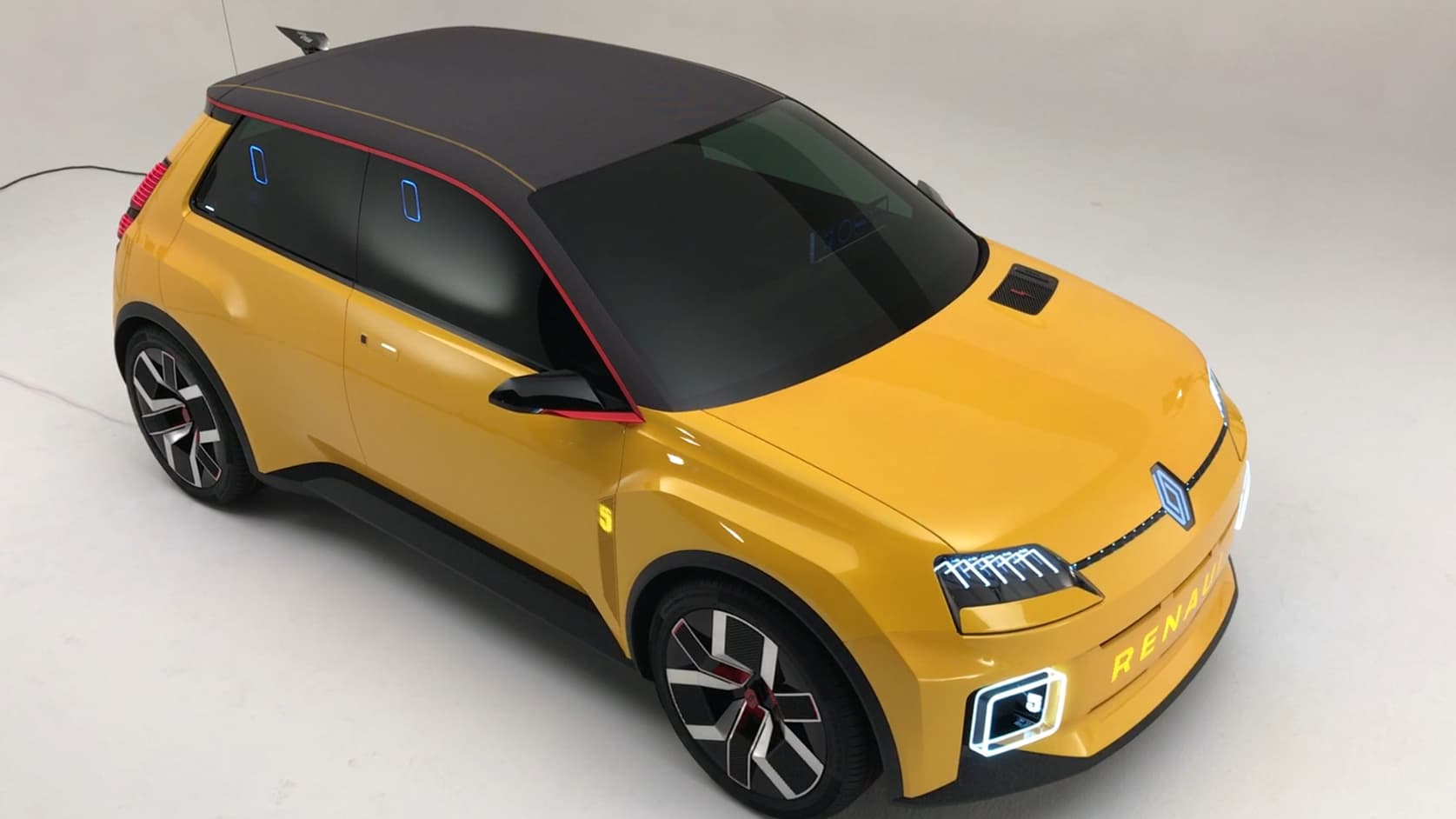 Le prototype applique la recette du rétro-futurisme à la mythique R5.