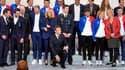 Emmanuel Macron et sa femme Brigitte avec des athlètes olympiques français, le 29 mars 2022