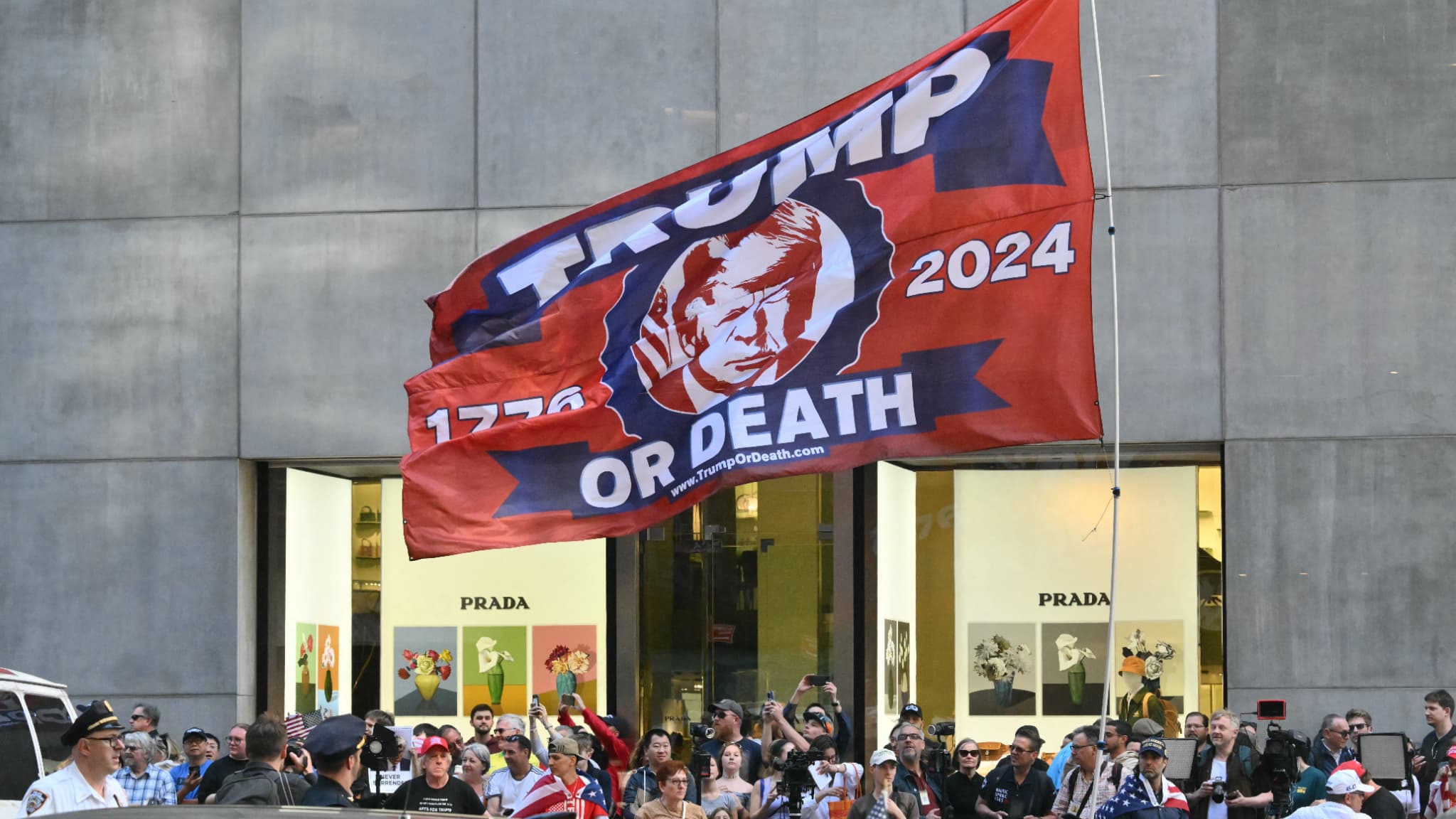 Des partisans de Donald Trump massés devant la Trump Tower, le 31 mai 2024