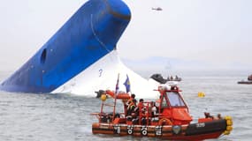 Des sauveteurs autour du ferry submergé, le 16 avril.