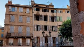 La façade calcinée d'un immeuble après un incendie qui a fait trois morts dans le centre historique de Grasse, le 13 août 2023