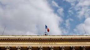 Les Bourses européennes rechutent en début de séance, la crise des dettes souveraines et surtout une croissance chancelante nourrissant l'aversion aux actifs risqués, notamment les actions. L'indice CAC 40 perd 1,4%, Londres lâche 1,2%, Francfort 1,5%, Mi
