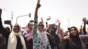 Des Soudanaises manifestent dans les rues de Khartoum, le 11 avril 2019, juste après la destitution d'Omar el-Béchir par l'armée. 