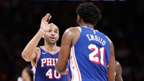 Nicolas Batum et Joël Embiid avec les Sixers de Philadelphie, le 25 novembre 2023 en NBA
