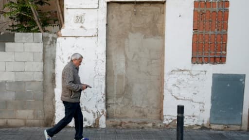 A Barcelone, on mure à l'aide de brique des fenêtres pour dissuader les mafias qui "séquestrent" des appartements, le 28 avril 2017