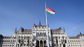 Le drapeau hongrois devant le parlement hongrois, le 15 mars 2022 à Budapest (photo d'illustration).