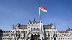 Le drapeau hongrois devant le parlement hongrois, le 15 mars 2022 à Budapest (photo d'illustration).