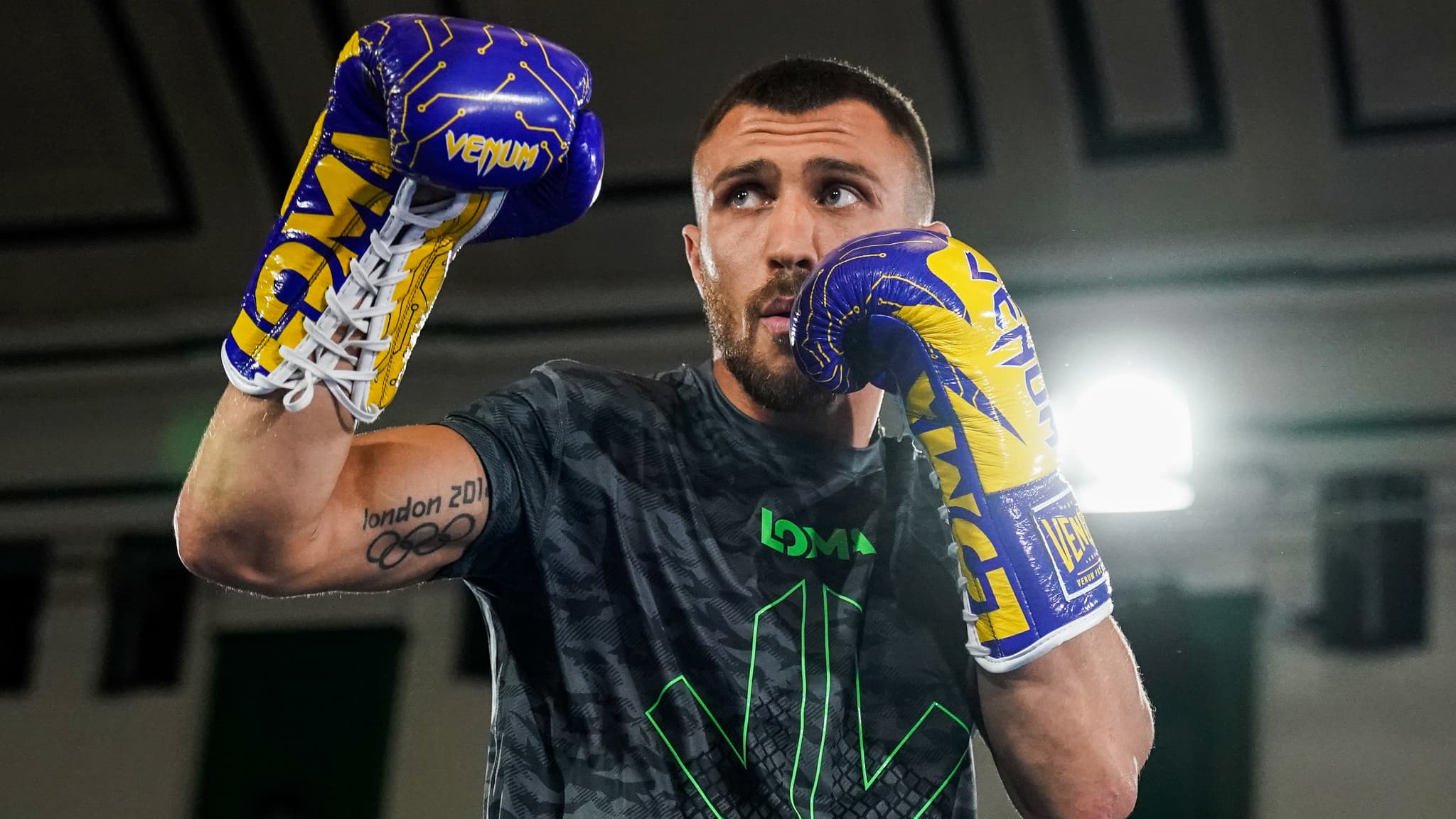 Le boxeur ukrainien Vasiliy Lomachenko avec ses gants Venum