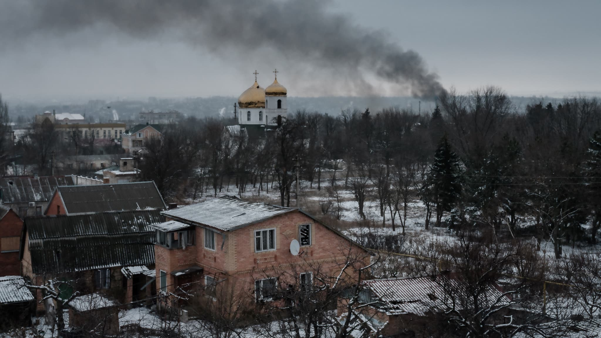 De la fumée survole Bakhmout après une frappe, dans l'est de l'Ukraine, le 3 février 2023 De la fumée survole Bakhmout après une frappe, dans l'est de l'Ukraine, le 3 février 2023