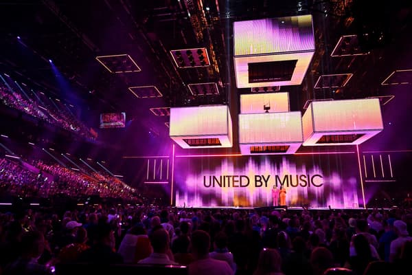 La scène de la Malmö Arena, le 6 mai 2024, peu avant l'Eurovision, et le slogan pacifiste de l'événement: "United by music", unis par la musique. 
