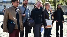 Des membres d'une délégation d'occupants de la ZAD de Notre-Dame-des-Landes arrivent pour une réunion avec la préfète des Pays de la Loire et le ministre de la Transition écologique le 18 avril 2018 à Nantes