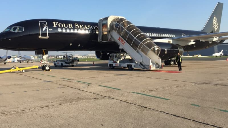 Le jet Four Seasons est un Boeing 757 équipé de 52 sièges-lits en cuir.