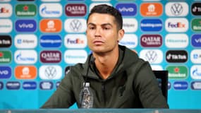 Cristiano Ronaldo, lors d'une conférence de presse, écarte une bouteille de Coca-Cola 