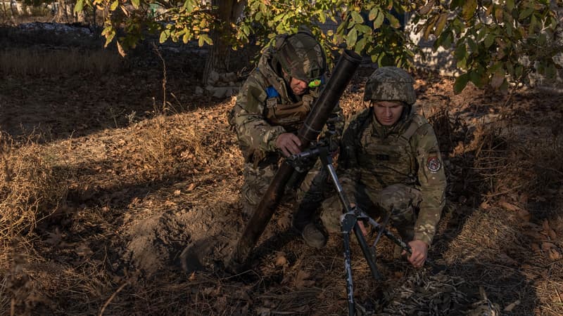 Des soldats ukrainiens s'apprêtant à viser des positions russes au-delà du fleuve Dniepr, près de Kherson, le 6 novembre 2023.