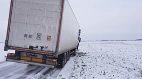 Un semi-remorque stationné sur le bord d'une route en Eure-et-Loir, bloqué par la route gelée