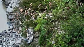 Le véhicule s'est écrasé dans un ravin.  Capture d'écran Coordination Zonale 6 de l'ECU 911, Cuenca, Équateur / X