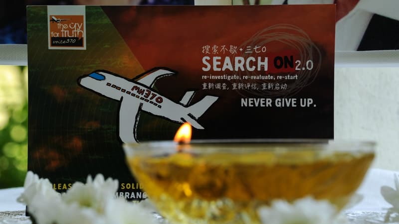 Une bougie brûle pour le souvenir de la disparition du MH370 sur l'île de Java. 