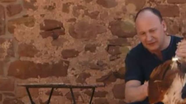 Gérard Depardieu et Laurent Audiot, plumant des poules en Catalogne, dans le documentaire "A pleines dents".