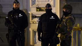 Policiers et militaires déployés le 22 novembre 2015 à Bruxelles en alerte antiterroriste maximale