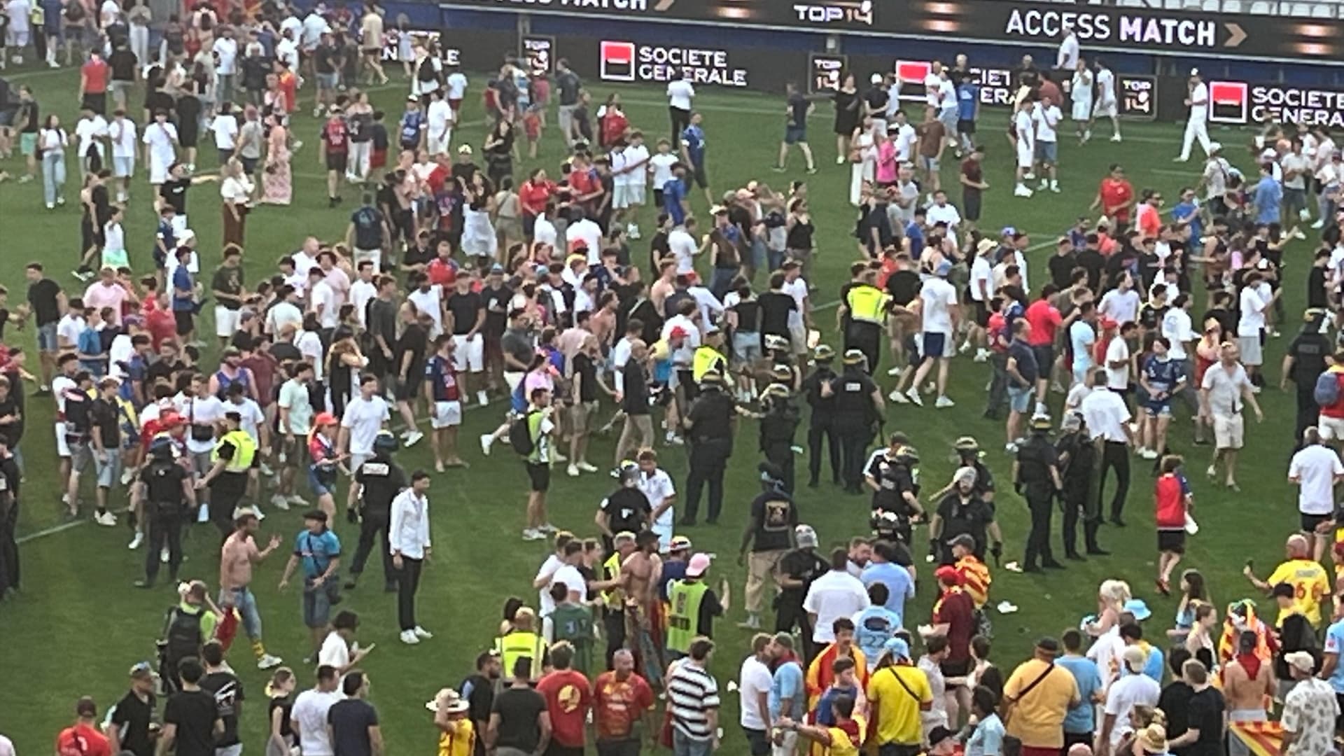 Barrage Top 14 Grenoble-Perpignan - Des bagarres ont éclaté sur la pelouse entre supporters Barrage Top 14 Grenoble-Perpignan - Des bagarres ont éclaté sur la pelouse entre supporters