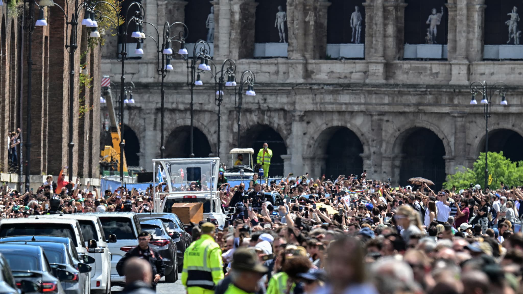 La papamobile transportant le cercueil du pape François arrive devant le Colisée de Rome, le 26 avril 2025