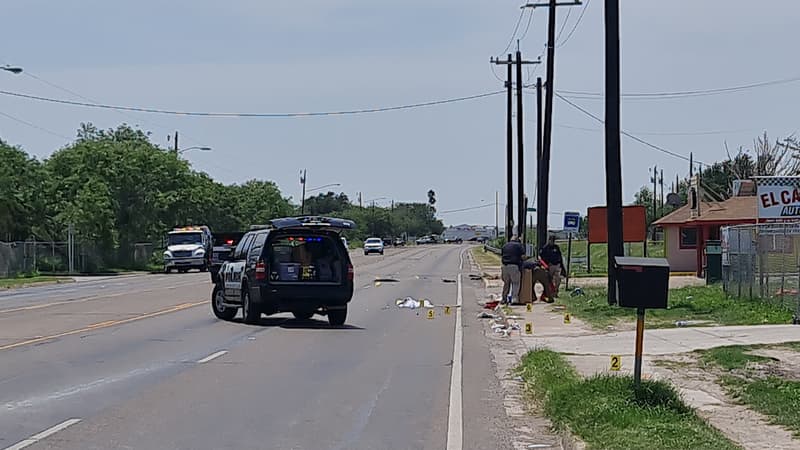 La voiture a percuté plusieurs personnes qui attendaient à un arrêt de bus.
