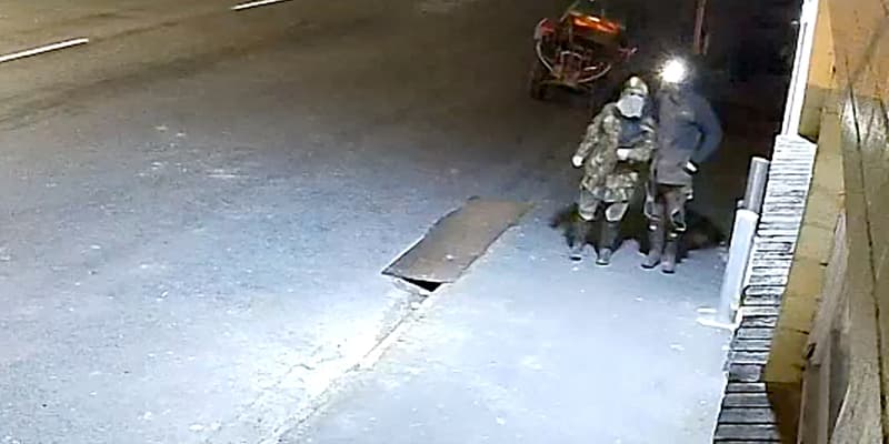 Une image prise par une caméra de vidéosurveillance le 27 août 2025 et diffusée par la police néo-zélandaise le 29 août montrant Tom Phillips et l'un de ses enfants en train de voler des produits alimentaires dans un magasin de la région de Waikato, dans le nord de la Nouvelle-Zélande.