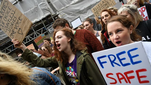 Des manifestants défilent à Londres pour la légalisation de l'avortement en Irlande, le 30 septembre 2017.