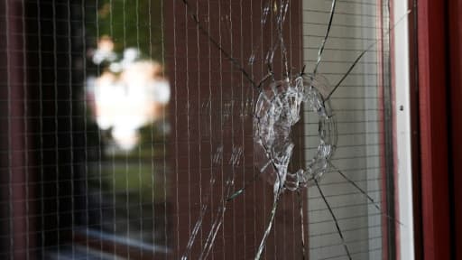 Une vitre brisée par l'impact d'une balle à proximité du lieu où un trisomique de 20 ans a été tué par balle par la police suédoise, à Stockholm le 3 août 2018. Une vitre brisée par l'impact d'une balle à proximité du lieu où un trisomique de 20 ans a été tué par balle par la police suédoise, à Stockholm le 3 août 2018.