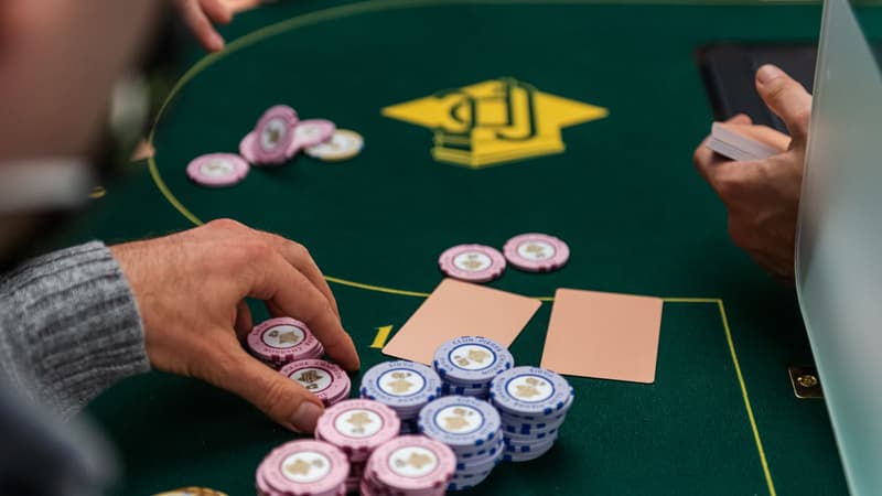 Alexandre Étienne se lance le défi de gagner au moins 62.400 euros au poker en un an.