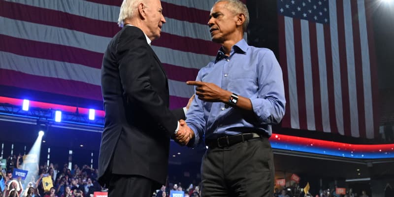 L'ancien président américain Barack Obama et le président Joe Biden participent à un rassemblement de soutien au candidat démocrate au Sénat américain John Fetterman à Philadelphie, en Pennsylvanie, le 5 novembre 2022.