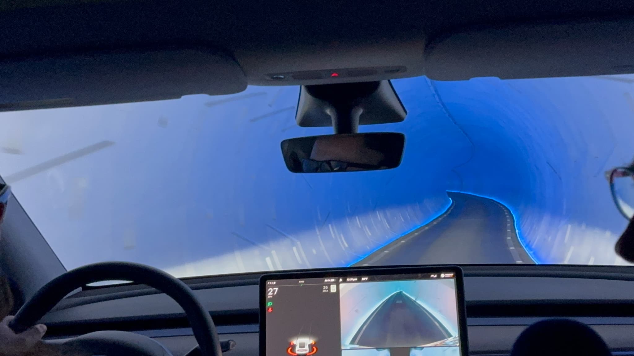 Le tunnel change de couleur au fil du trajet dans le Vegas Loop