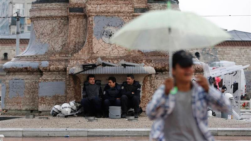 La place Taksim, à Istanbul. Mercredi matin, ce lieu, berceau depuis deux semaines du mouvement antigouvernemental turc était jonché des débris des barricades écrasées par les bulldozers et rouvert pour la première fois aux taxis, la police ayant affronté