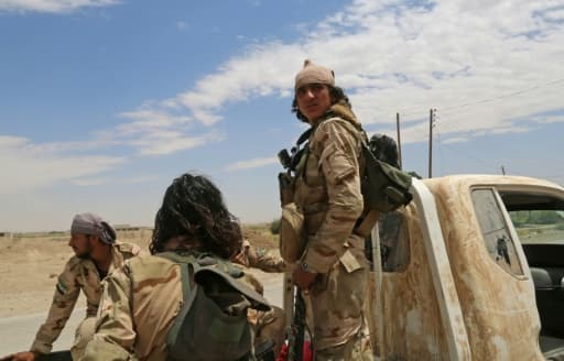 Des membres des Forces d'élite Ahmad Jarba, combattant aux côtés des Forces démocratiques syriennes, se dirigent vers un quartier de l'Est de Raqa lors d'une offensive contre l'EI, le 14 juin 2017