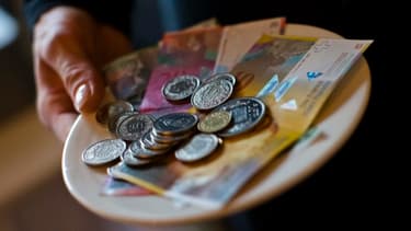 Les Suisses devront décider dans deux ans s'ils veulent toucher un revenu de base d'environ 2.000 euros par mois, à la place de la sécurité sociale.