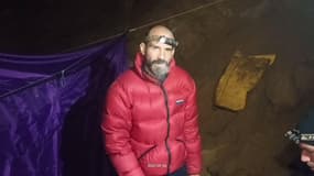 Cette capture vidéo tirée d’images publiées par la Direction turque de la communication le 8 septembre 2023 montre le spéléologue américain Mark Dickey en train de parler à la caméra dans un camp de la grotte Morca, montagnes du Taurus, dans le sud de la Turquie.