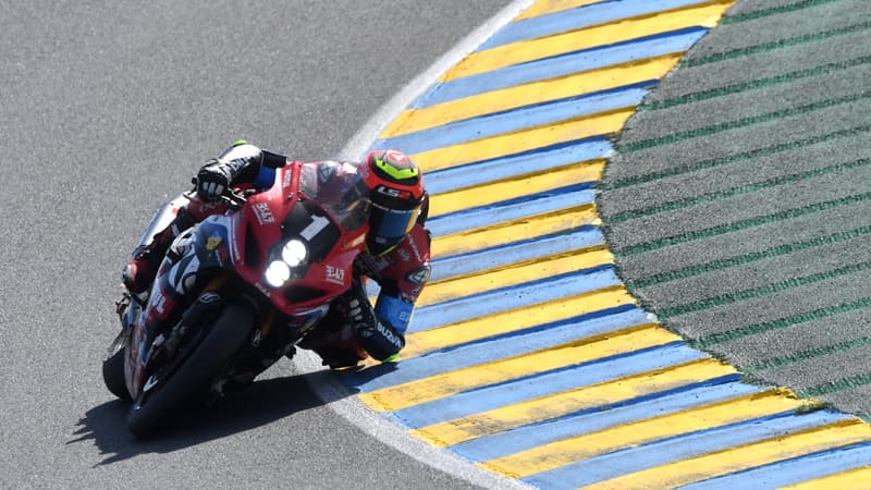 Le pilote belge Xavier Simeon de la Suzuki GSXR 1000 Formula EWC N°1 s'élance en tête lors de la 45e course d'endurance moto des 24 heures du Mans, au Mans, dans le nord-ouest de la France, le 17 avril 2022.