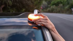 L'Espagne imposera à partir du 1er janvier 2026 de disposer à bord des véhicules d'un gyrophare, qui remplacera le triangle de signalisation en cas d'accident ou de panne.