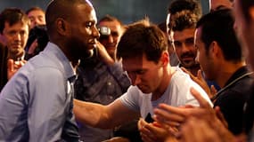 Eric Abidal et Lionel Messi lors de la retraite sportive du premier, en 2013