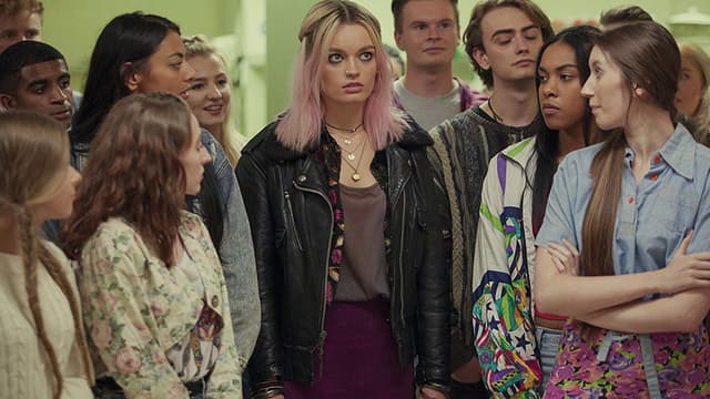 L'actrice Emma Mackey dans "Sex Education", sur Netflix.