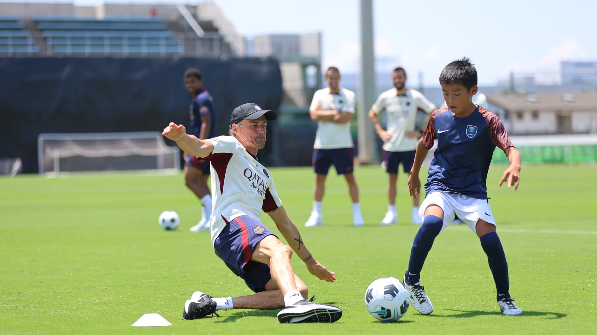 Luis Enrique tacle un jeune lors d'une session du PSG au Japon, le 24 juillet 2023
