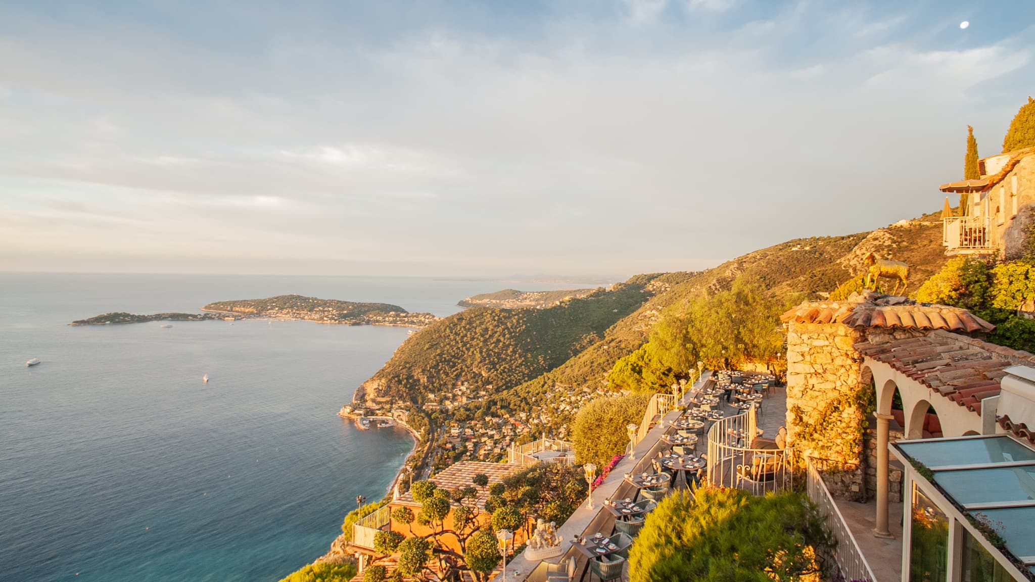 La terrasse du restaurant de l'hôtel de La Chèvre d'Or, à Eze, dans les Alpes-Maritimes.