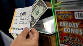 Un Américain achète un ticket Mega Millions le 29 juillet 2022 à Arlington, en Virginie. 