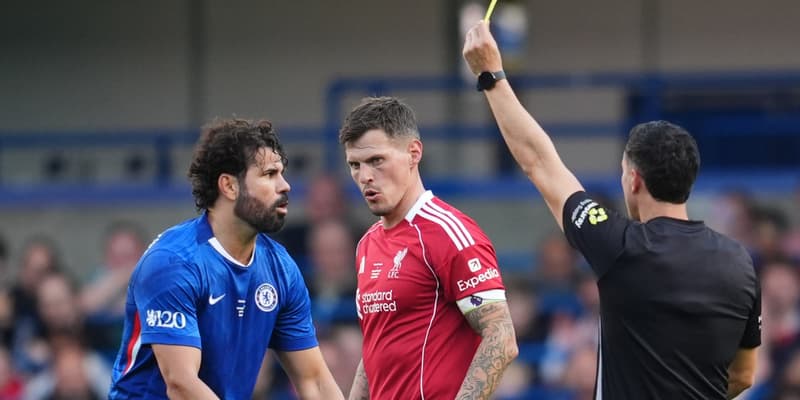 Diego Costa écope d'un carton jaune lors d'un match de charité entre les anciennes gloires de Chelsea et de Liverpool le 11 octobre 2025