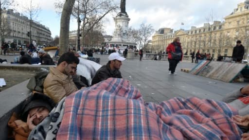 Ni tente ni abris, "ils sont 250 à 300 hommes", selon des bénévoles, à dormir sur des matelas posés au sol, sur la place Ni tente ni abris, "ils sont 250 à 300 hommes", selon des bénévoles, à dormir sur des matelas posés au sol, sur la place