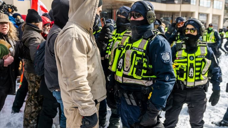 Intervention de la police après trois semaines de blocage par des manifestants anti-mesures sanitaires des rues d'Ottawa, le 18 février 2022