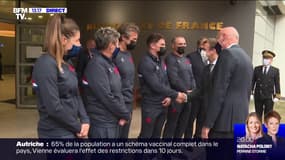 Emmanuel Macron est en visite au centre national de rugby à Marcoussis pour rencontrer les équipes féminines et masculines du XV de France