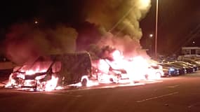 Les pompiers ont dû intervenir sur une quarantaine de feux de véhicules au cours de la soirée.